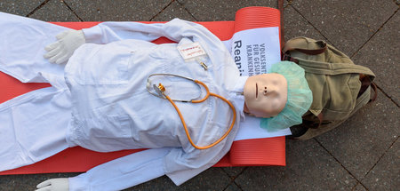 Wer wird die Pflege reanimieren? Protestaktion vor der Senatsver...