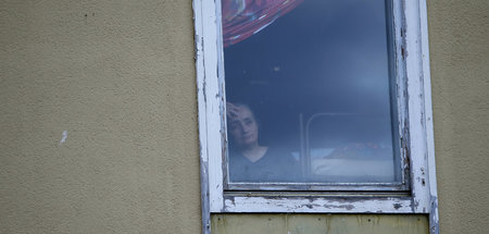 Hoffnungslos: Eine Frau blickt aus dem Fenster des Abschiebezent...