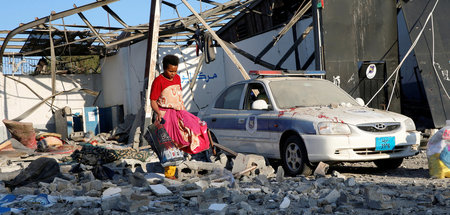 Nach dem Angriff auf das Flüchtlingslager versucht ein Insasse a...