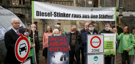 Die Deutsche Umwelthilfe demonstriert in Aachen, um ein Fahrverb...