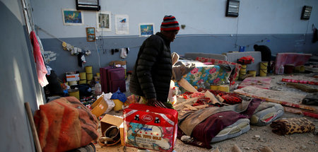 Ein Geflüchteter im libyschen Internierungslager, in dem bei ein... Ein Geflüchteter im libyschen Internierungslager, in dem bei ein...