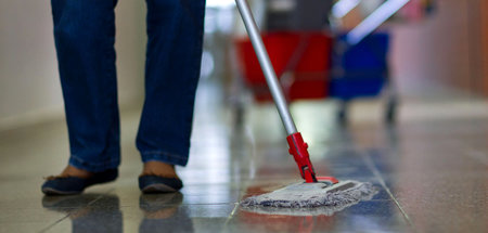 Knochenjob unter meist miesen Bedingungen: Gebäudereinigerin