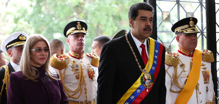 Venezuelas Präsident Nicolás Maduro (Mitte) vor Beginn der Milit...