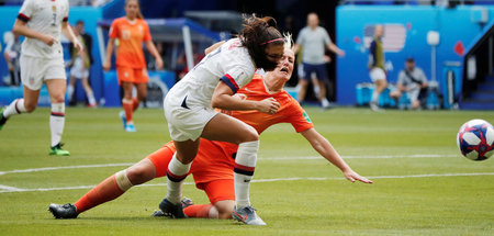 Sag alles ab, gleich gibt’s Elfmeter – Alex Morgan (vorn) und St... Sag alles ab, gleich gibt’s Elfmeter – Alex Morgan (vorn) und St...