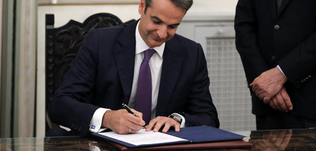 Der neue griechische Ministerpräsident Kyriakos Mitsotakis unter...