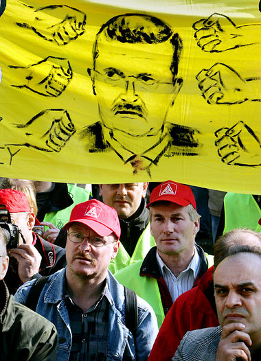 Wut auf den Porsche-Chef: Proteste vor VW-Hauptversammlung in Ha...
