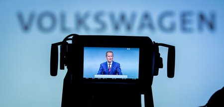 VW-Chef Herbert Diess auf der Hauptversammlung des Unternehmens ...