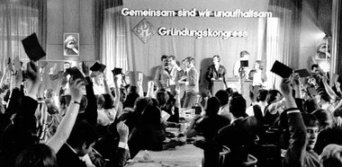 Mit Marx im Rücken: während der Antragsdebatte des SDAJ-Gründung...