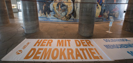 Plakate von ATTAC in der von Aktivisten besetzten Paulskirche in...