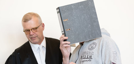 Einer der Angeklagten im Detmolder Prozess um die Sexualverbrech...