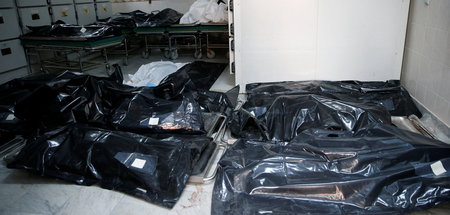 53 Menschen, von libyschen Milizen wegen ihres Fluchtversuchs in... 53 Menschen, von libyschen Milizen wegen ihres Fluchtversuchs in...