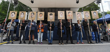 Mahnwache mit Porträts der zehn Mordopfer am letzten Prozesstag ...