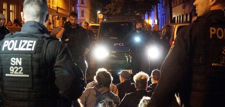 Beamte umzingeln in der Nacht zum Mittwoch die Sitzblockade der ... Beamte umzingeln in der Nacht zum Mittwoch die Sitzblockade der ...