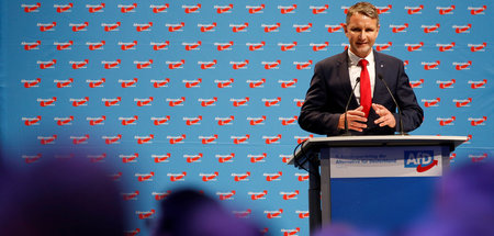 Ein Fall von Personenkult? Björn Höcke bei einer Rede während de...