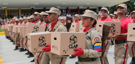 Angehörige der Bolivarischen Miliz zeigen die CLAP-Lebensmittelp...