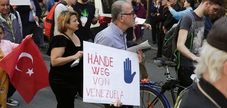 Solidarität mit Vene­zuela auf der Maidemons­tration des DGB in ...