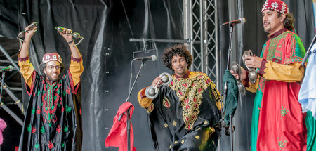 Die Musiker von Jil Gnawa aus Marokko mit der traditionellen Met