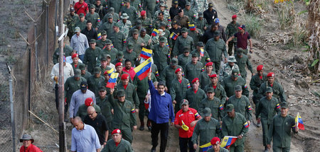 Venezuelas Präsident Nicolás Maduro schwenkt während einer Milit...