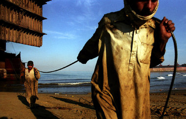 Pakistanische Bauern zerlegen ein Tankschiff: »Workingman’s Deat...