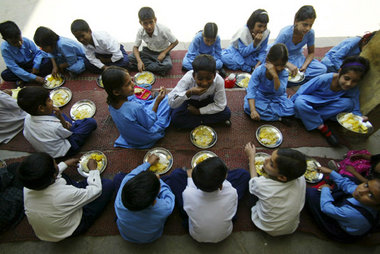 Eine Mahlzeit am Tag, gesponsert vom Staat – Kinder im indischen...