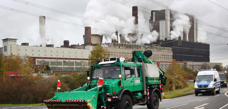 Einsatzfahrzeuge der Polizei vor dem RWE-Braunkohlekraftwerk Wei...