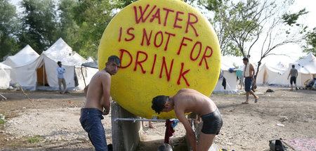 Die Trinkwasserversorgung im Lager Vucjak ist ebenso prekär wie ...
