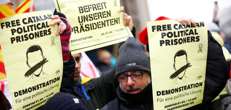 Auch verdächtig: Demonstranten fordern die Freilassung inhaftier...