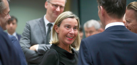 Federica Mogherini (M), EU-Außenbeauftragte, bei dem Treffen der