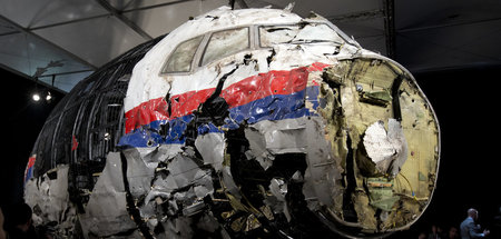 Die aus den Trümmern wieder zusammengesetzte Boeing 777 der Mala...
