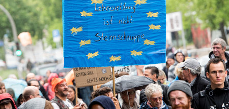06.07.2019, Hamburg: Teilnehmer einer Demonstration aus Solidari...