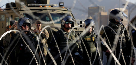 Einheiten der US-Zoll- und Grenzschutzbehörde CBP riegeln die Gr...