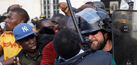 Auch gegen »Schwarzwesten« keine Zurückhaltung: Polizei löst gew...
