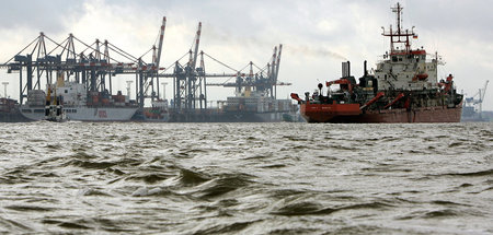 Für die Handbreit Wasser unterm Kiel: Ein Baggerschiff ist vor d...