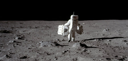 Die Einsamkeit des Astronauten beim Betreten der Oberfläche. Buz...