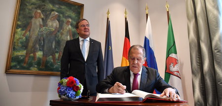 Russlands Außenminister Sergej Lawrow trägt sich zu Beginn des d...