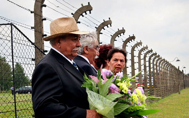 Gedenken an die ermordeten Sinti und Roma 2006 in Auschwitz
