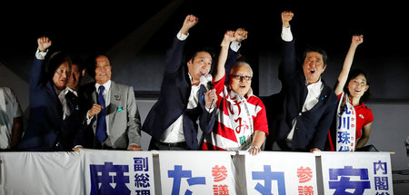 Japans Premierminister Shinzo Abe (2. v. r.) bei einer Wahlkampf...