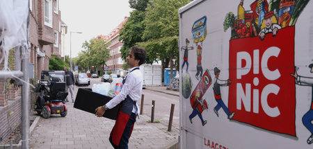 Angestellter trägt Online-Supermarkt-Einkäufe zum Haus des Kunde...