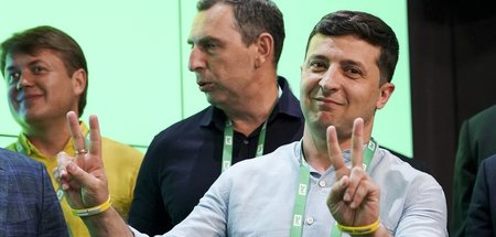 Wolodimir Selenskij, Präsident der Ukraine, zeigt Siegeszeichen ...