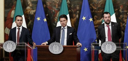 Italiens Ministerpräsident Giuseppe Conte (M.) mit seinen Stellv...