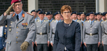 Ernst dreinschauen, das gehört sich für eine Verteidigungsminist...
