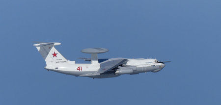 Ein russisches A-50-Militärflugzeug in der Nähe der Takeshima- b...