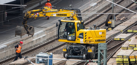 Sanierungsbedarf: Bagger auf den Gleisen am Hauptbahnhof Hannove...