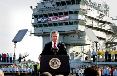 Mission erfüllt – US-Präsident Bush und Claqueure feierten am 1....