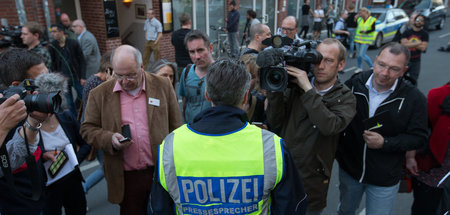 Ein Pressesprecher der Münsteraner Polizei gibt Journalisten ein...