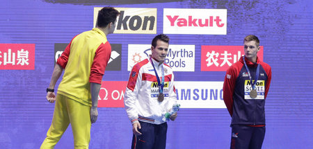 Hände hinterm Rücken: Duncan Scott (r.) verweigert Sun Yang (l.)...