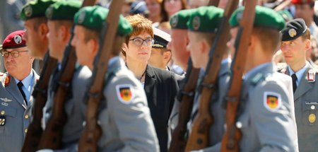 Alles für den Krieg: Annegret Kramp-Karrenbauer und ihre Rekrute...