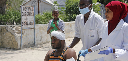 Mediziner helfen einem Mann, der bei der Explosion in verletzt w