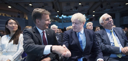 Der britische Außenminister Jeremy Hunt gratuliert Boris Johnson