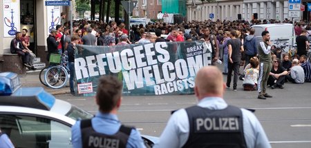 Protest von Hunderten Menschen gegen eine Abschiebung in Leipzig...